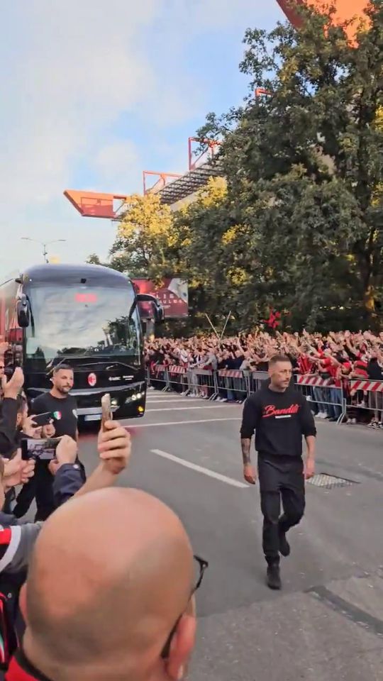 Paulo Fonseca apertado pela claque do Milan