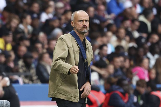 Luis Enrique partiu a clavícula, mas este no banco na segunda parte