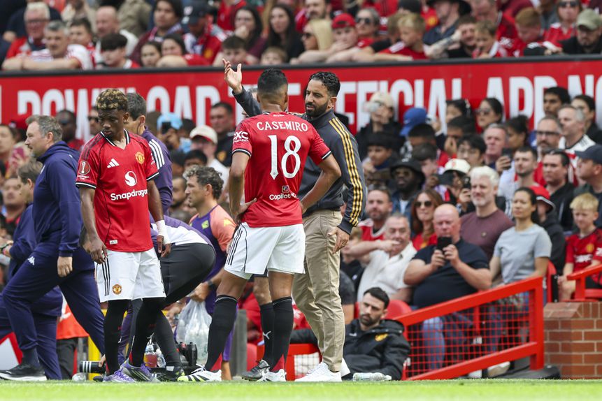 Ruben Amorim à conversa com Casemiro em Old Trafford