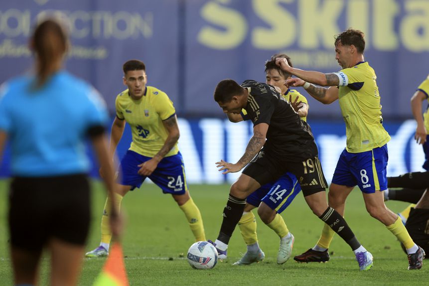 Lee Hyun-ju e David Simão num lance do jogo entre Arouca e Casa Pia, em que a equipa de Pina Manique venceu