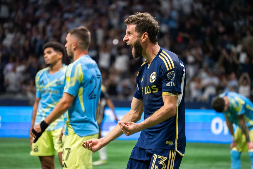 Muller arrasa! Hat-trick e goleada histórica