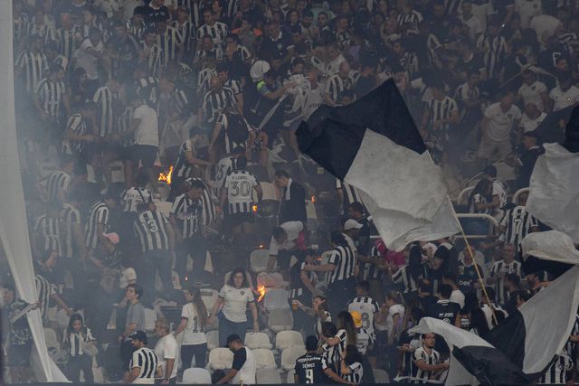 Adeptos que provocaram princípio de incêndio foram identificados