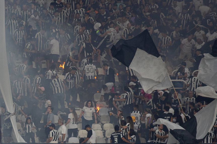 Adeptos que provocaram princípio de incêndio foram identificados