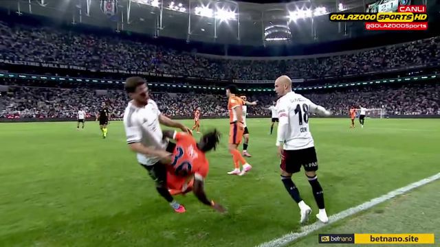 Kokçu agride adversário no chão com pontapé na cara e é expulso