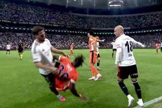 Kokçu agride adversário no chão com pontapé na cara e é expulso