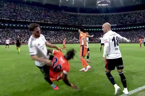 Kokçu agride adversário no chão com pontapé na cara e é expulso