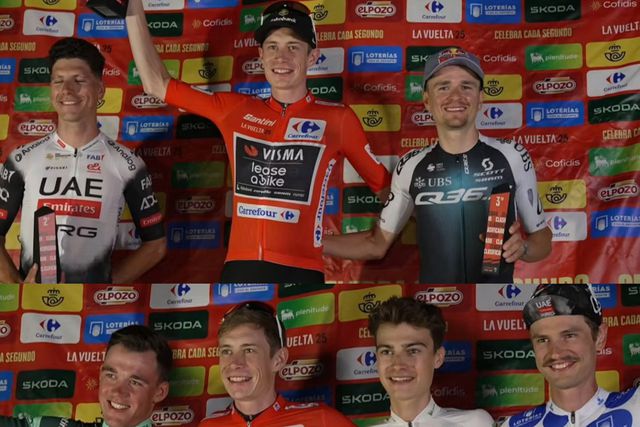 Vuelta: cerimónia de pódio improvisada... em parque de estacionamento