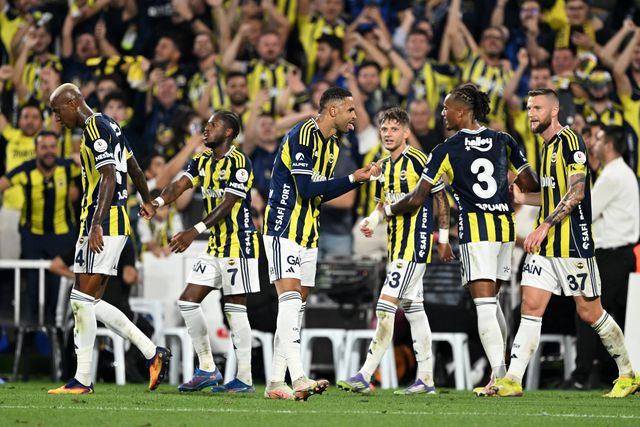 Fenerbahçe (com três ex-Benfica) estraga estreia de Onana