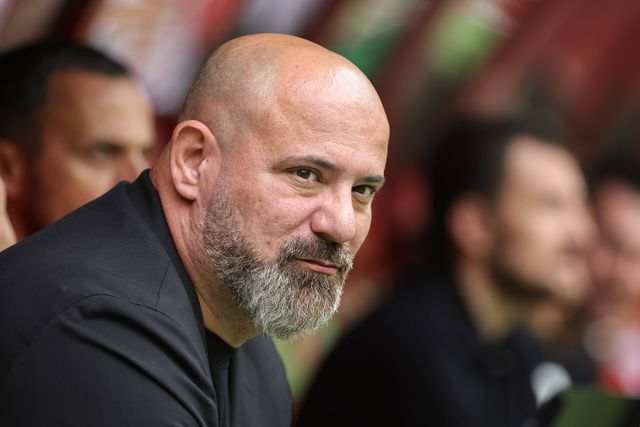 Treinador do Spartak agride árbitro no dérbi de Moscovo