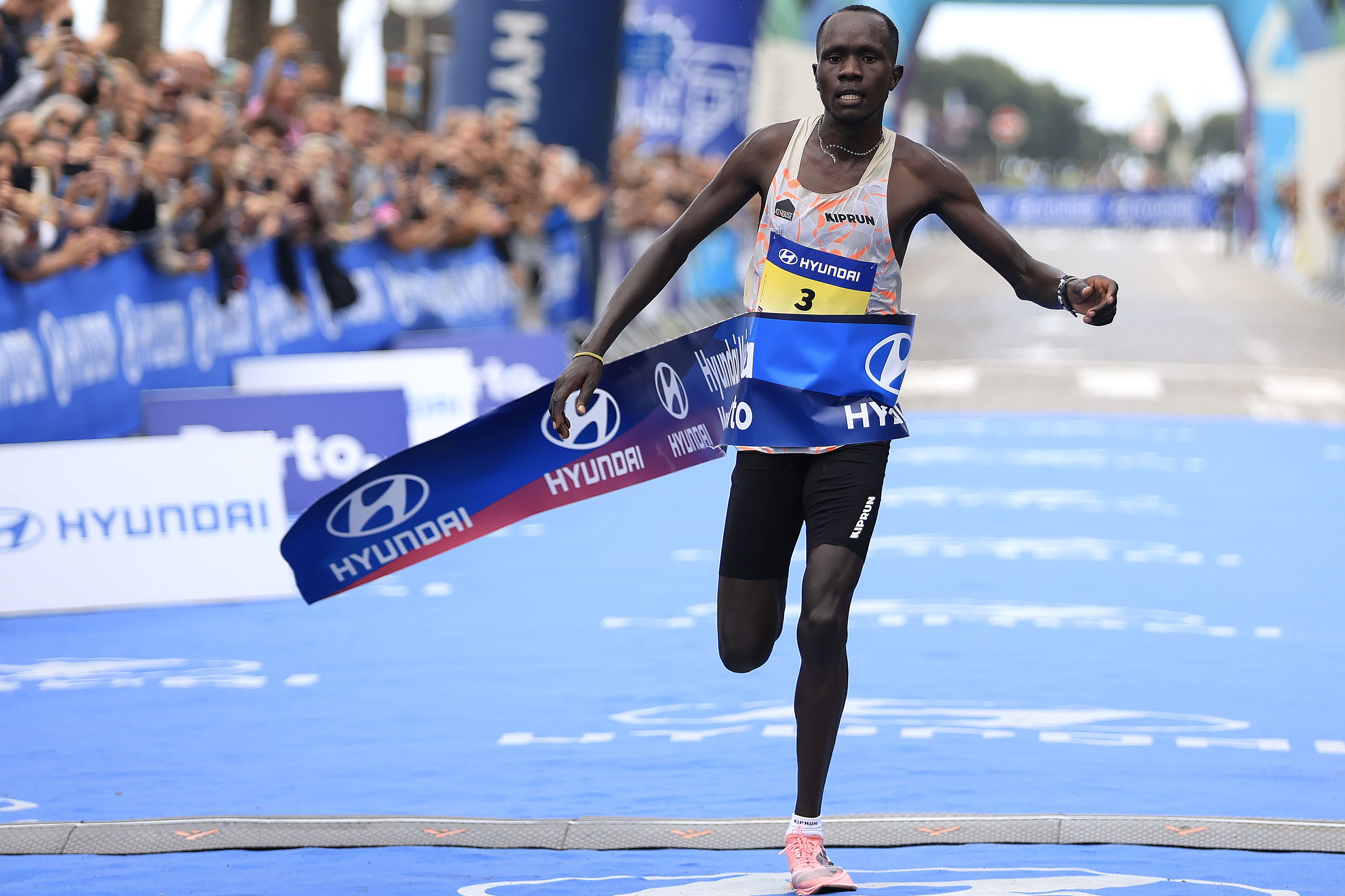 Brian Kibor corta a meta em primeiro na meia maratona do Porto