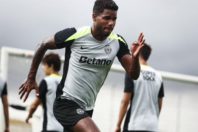 Matheus Reis a treinar de leão ao peito - Foto: Sporting