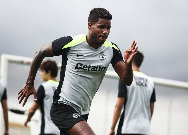 Matheus Reis a treinar de leão ao peito - Foto: Sporting