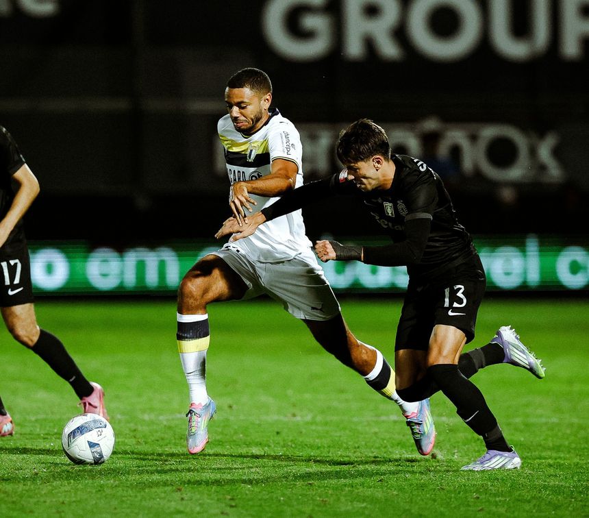Camisola 77 debutou com a camisola dos azuis e brancos do Minho (Foto: Famalicão)