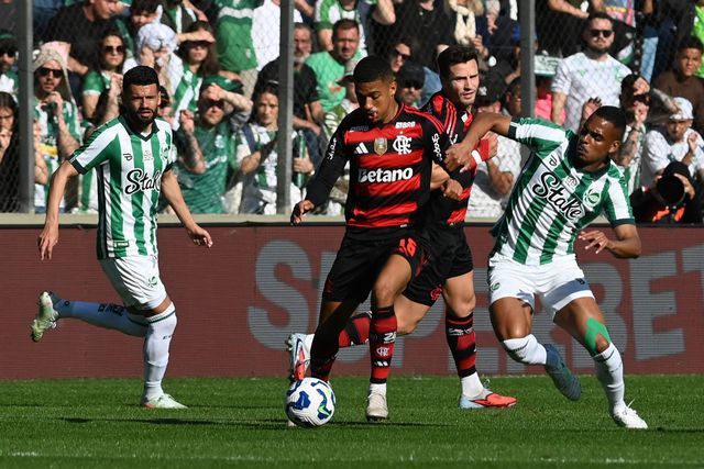 Brasileirão: Flamengo responde ao Palmeiras e também vence