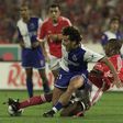 Lance entre Capucho e Júlio César no Benfica-FC Porto de 15 de setembro de 2001 - Foto: A BOLA