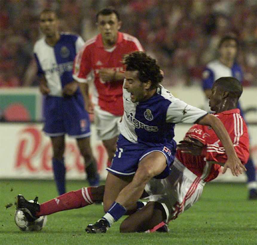 Lance entre Capucho e Júlio César no Benfica-FC Porto de 15 de setembro de 2001 - Foto: A BOLA