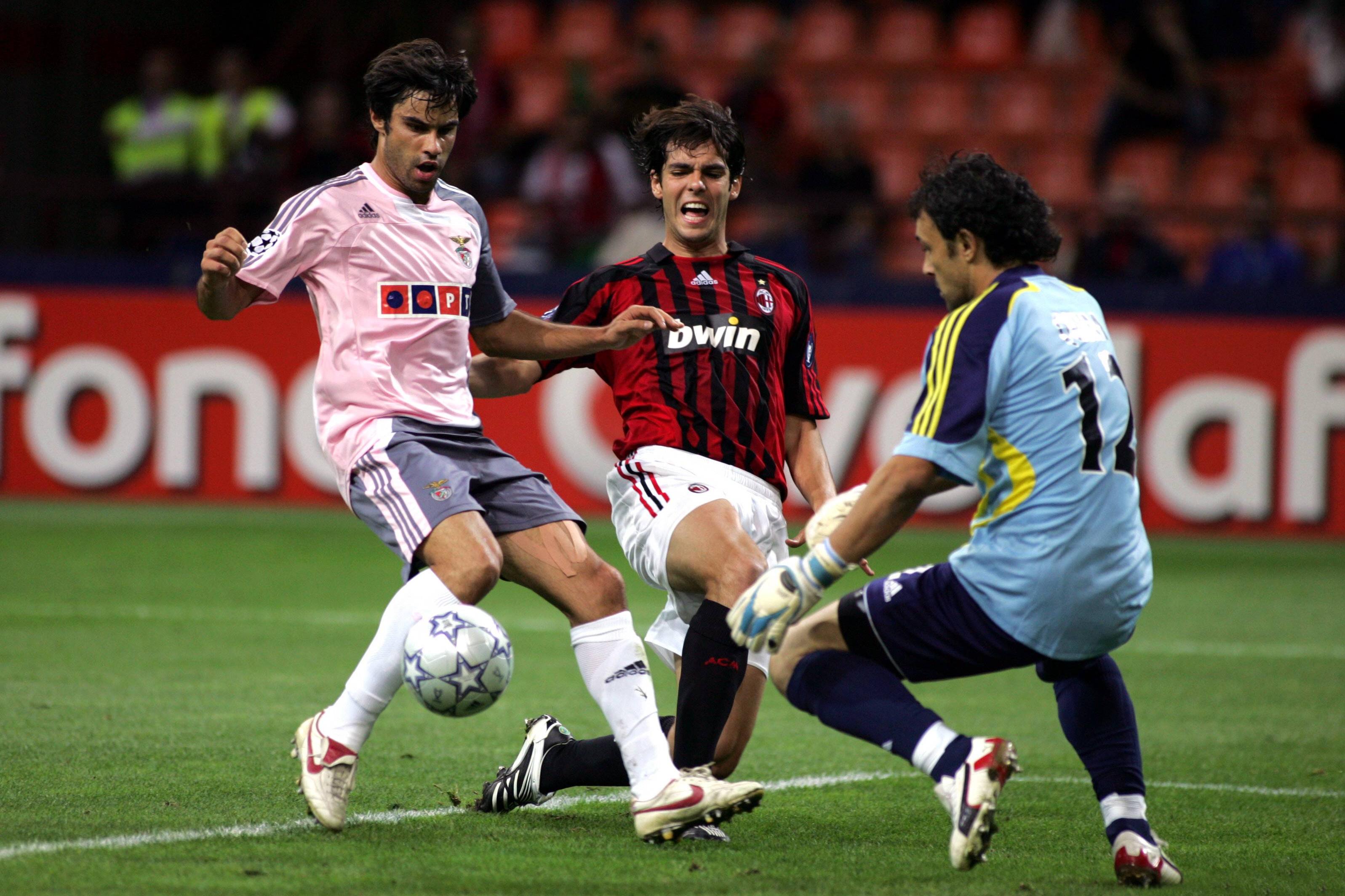 Luís Flilipe em duelo com brasileiro Kaká; e o guarda-redes Quim atento ao lance — Foto: IMAGO
