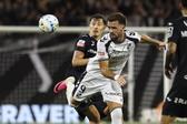 Além de lutador, Arnel Jakupovic mostra que gosta de participar na criação de chances. Afinal, a função de um ponta de lança não deve ser só marcar... - Foto: PAULO NOVAIS/LUSA.