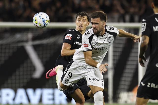 Além de lutador, Arnel Jakupovic mostra que gosta de participar na criação de chances. Afinal, a função de um ponta de lança não deve ser só marcar... - Foto: PAULO NOVAIS/LUSA.