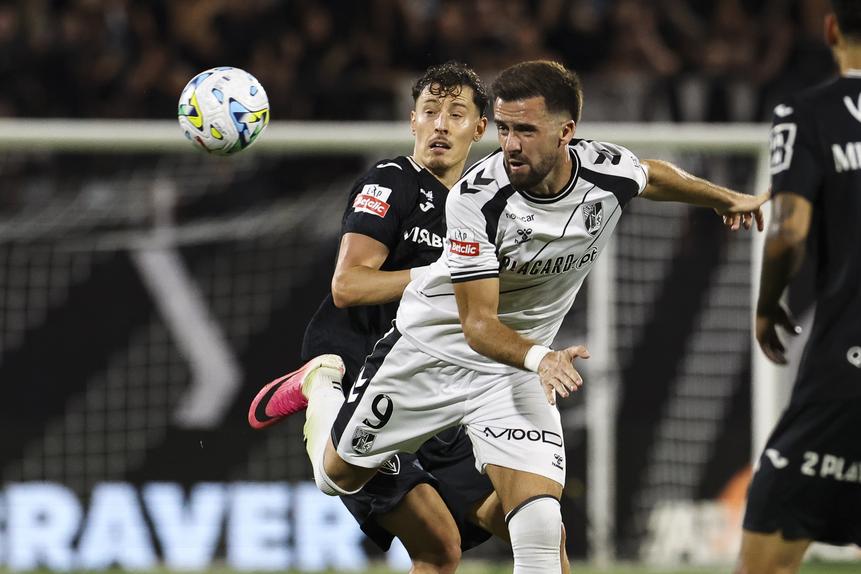 Além de lutador, Arnel Jakupovic mostra que gosta de participar na criação de chances. Afinal, a função de um ponta de lança não deve ser só marcar... - Foto: PAULO NOVAIS/LUSA.