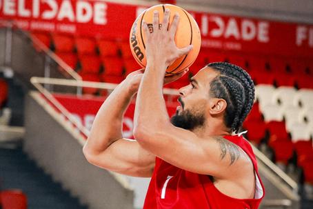 Aaron Broussard vai 
cumprir a sexta época na Luz     Fotografia SL Benfica
