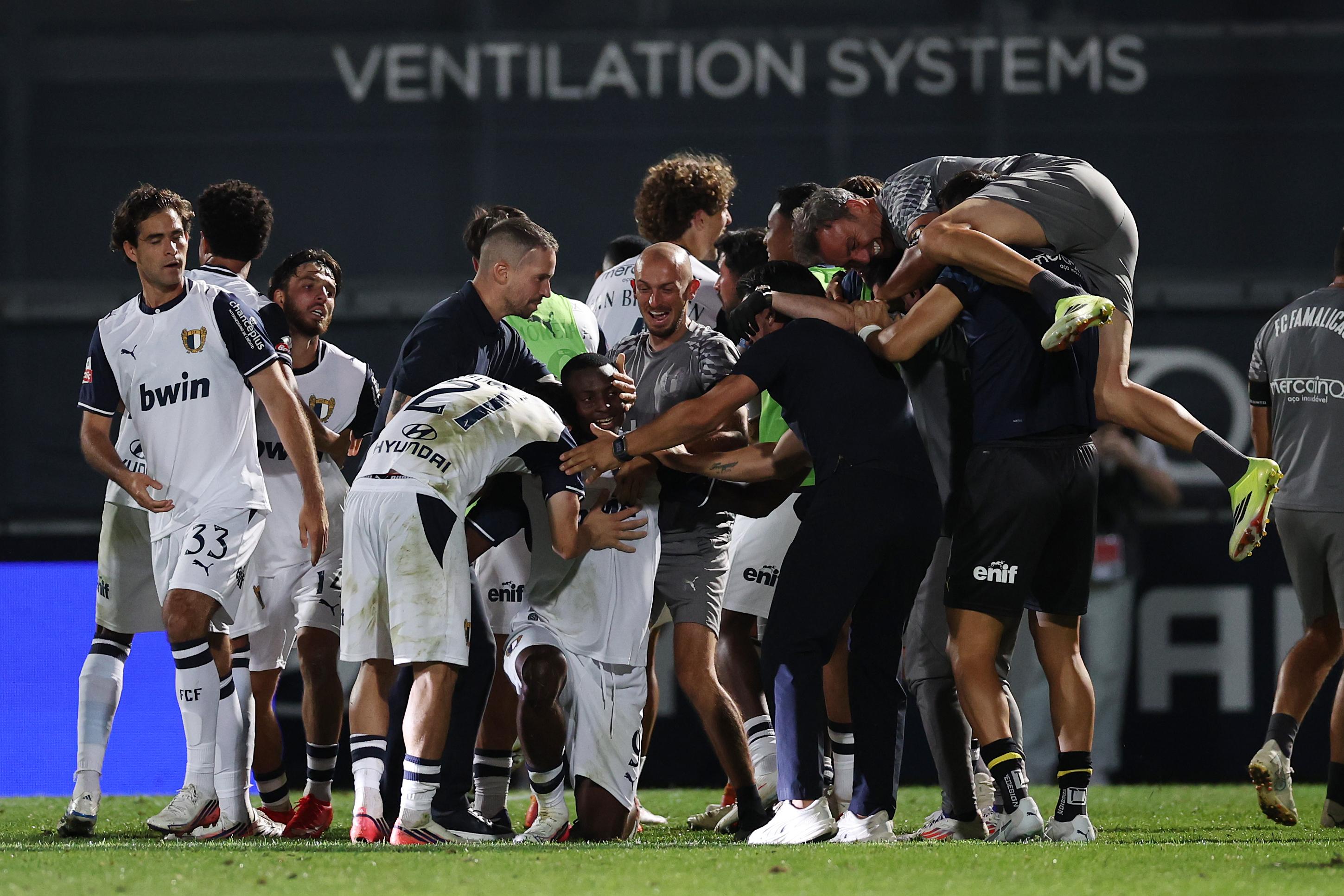 Festa famalicense após o empate conquistado frente ao Sporting — Foto: Estela Silva/LUSA