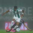 Em fim de tarde/noite de muito nevoeiro em Vila do Conde, o resultado 3-3 só podia mesmo ter sido possível graças à boa iluminação junto às balizas - Foto: Rio Ave