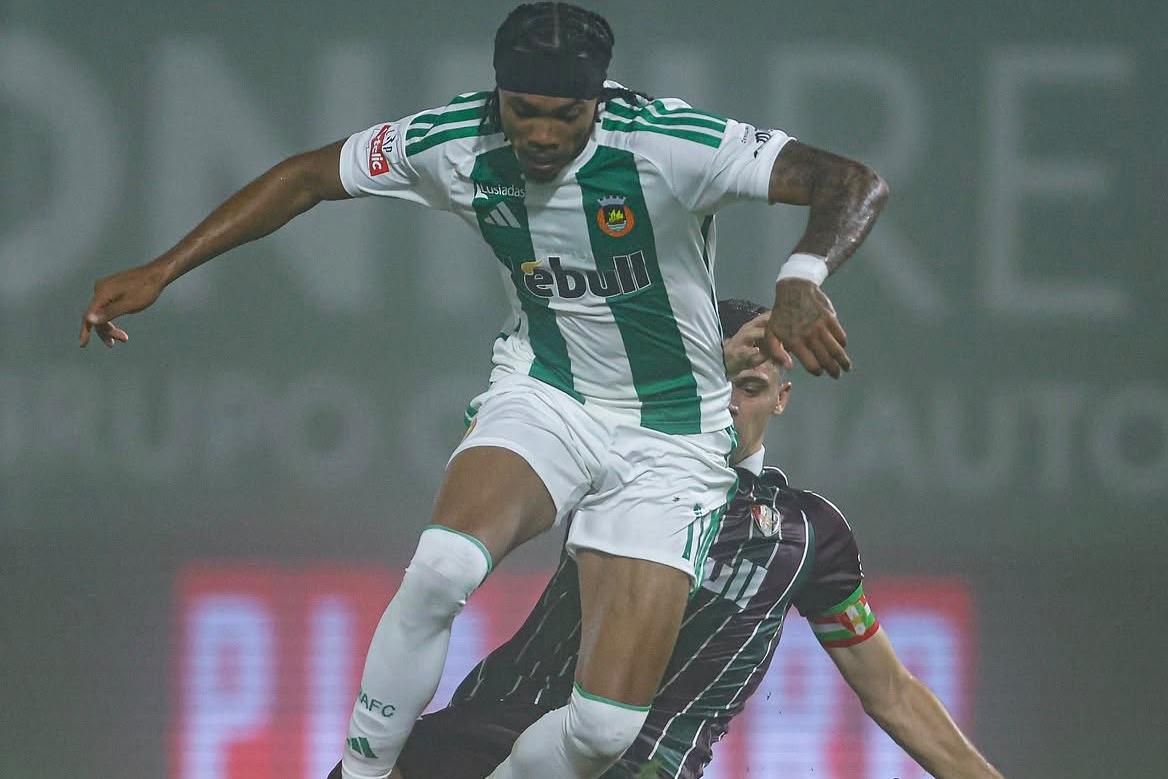 Em fim de tarde/noite de muito nevoeiro em Vila do Conde, o resultado 3-3 só podia mesmo ter sido possível graças à boa iluminação junto às balizas - Foto: Rio Ave