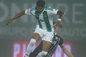 Em fim de tarde/noite de muito nevoeiro em Vila do Conde, o resultado 3-3 só podia mesmo ter sido possível graças à boa iluminação junto às balizas - Foto: Rio Ave