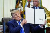 Donald Trump exibe ordem executiva assinada em agosto para reavaliar plano de vacinação. Foto IMAGO
