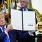 Donald Trump exibe ordem executiva assinada em agosto para reavaliar plano de vacinação. Foto IMAGO