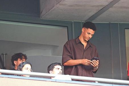 Alexander Bah assistiu ao jogo com o Gil Vicente num camarote — Foto: Sérgio Miguel Santos