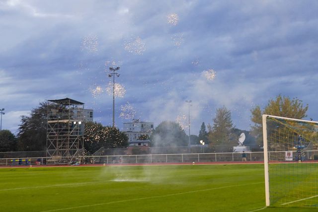 VÍDEO: Fogo de artifício suspende PSG-Reims