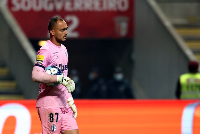 Charles espreita regresso… 672 dias depois