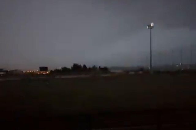 Relâmpago deixa estádio de Oliveira do Douro sem luz