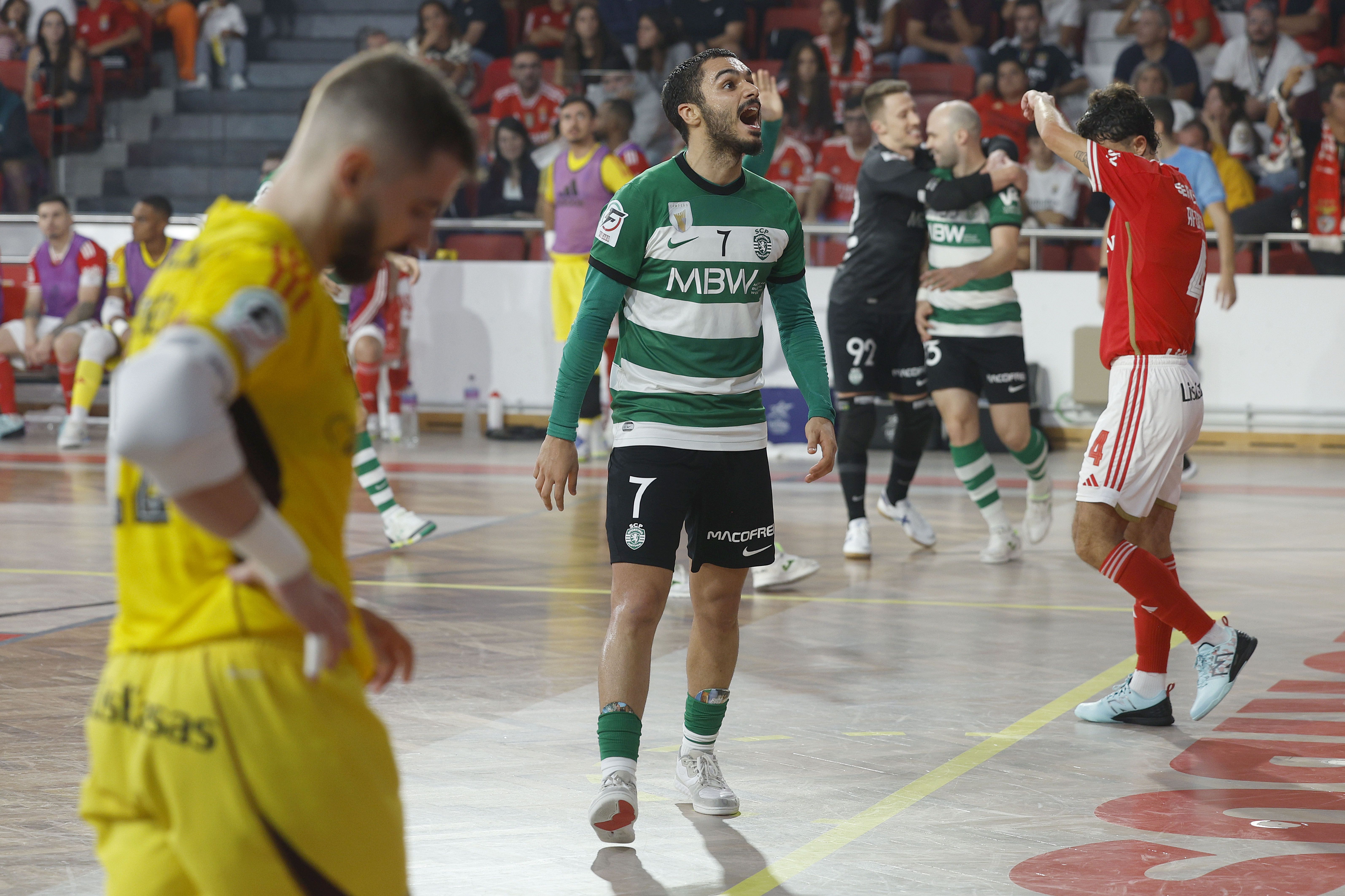 Sporting vence dérbi centenário na Luz