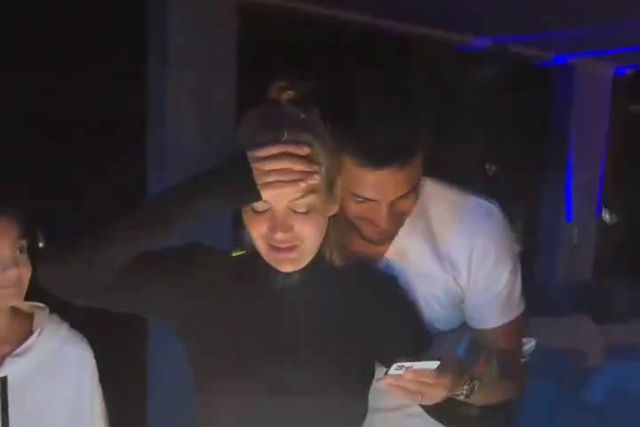 Sergio Romero oferece espantoso bolo gigante com forma da Bombonera à esposa