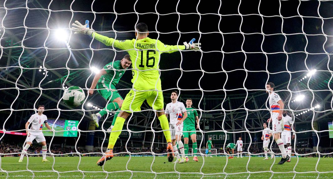 Evan Ferguson cabeceia para o único golo da Irlanda na vitória sobre a Arménia