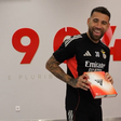 Otamendi mostra a carta personalizada  - Foto: SL Benfica
