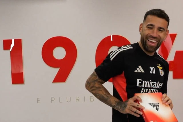 Otamendi mostra a carta personalizada  - Foto: SL Benfica