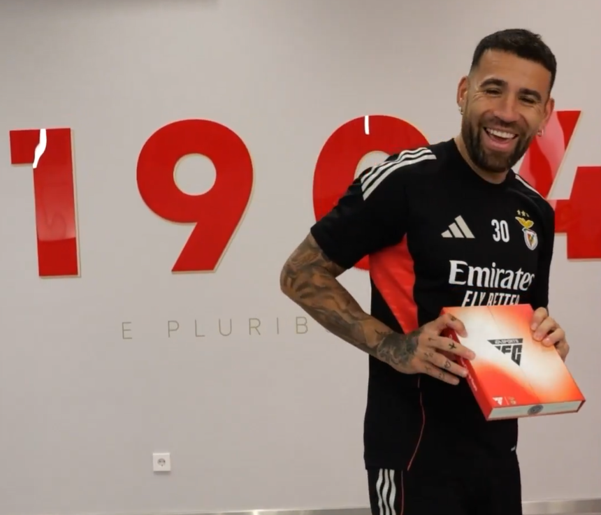 Otamendi mostra a carta personalizada  - Foto: SL Benfica