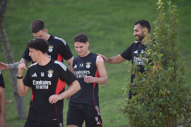Manu e Sudakov a caminho de treino do Benfica no Seixal - Foto Miguel Nunes
