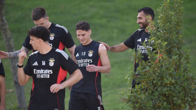 Manu e Sudakov a caminho de treino do Benfica no Seixal - Foto Miguel Nunes
