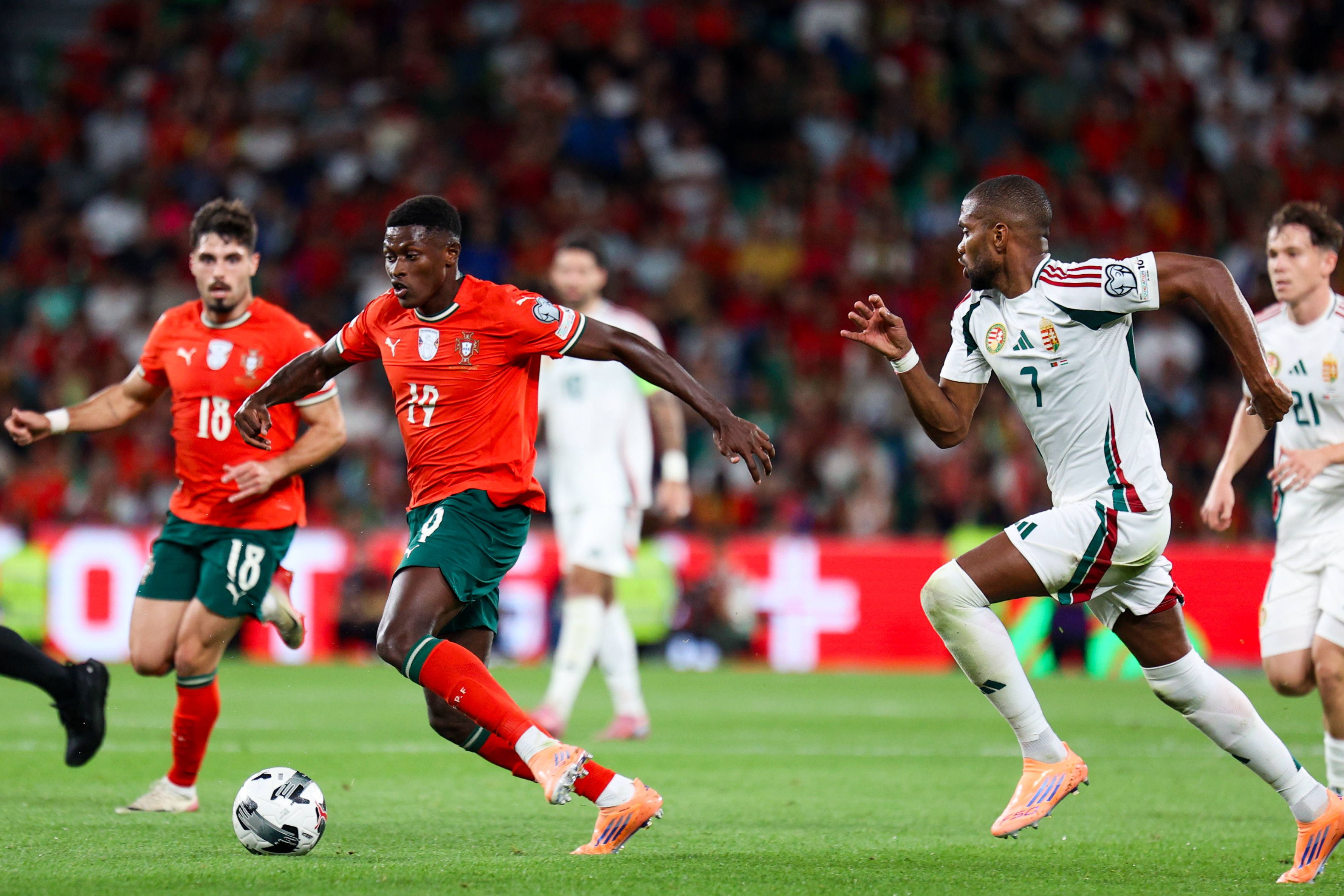 Nuno Mendes já passou por Loic Nego no jogo contra a Hungria (Foto IMAGO)