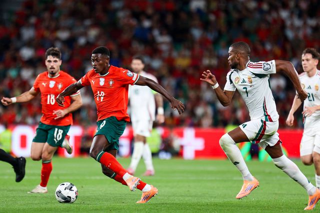 Nuno Mendes já passou por Loic Nego no jogo contra a Hungria (Foto IMAGO)