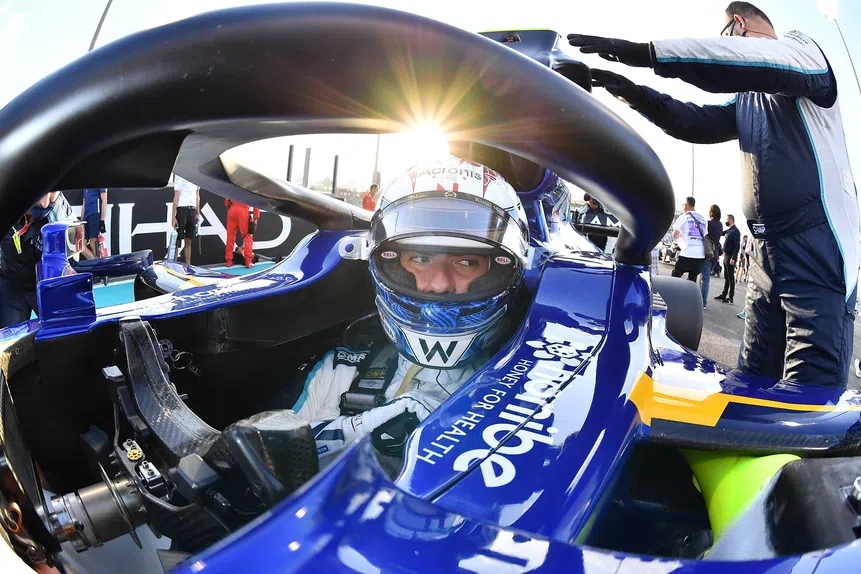 Latifi troca volante por livros... e arrasa!