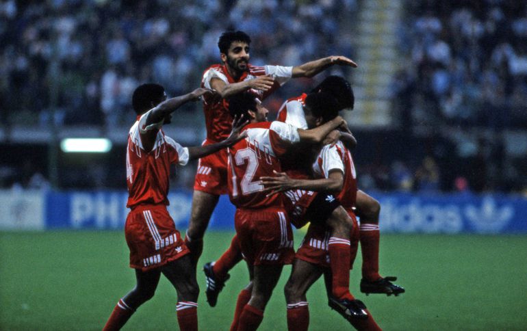 Emirados Árabes Unidos, 1.9 milhões de habitantes quando foi ao Mundial 1990 em Itália. A festa de um golo marcado à Alemanha (5-1)