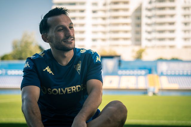 João Carvalho percorria 1.200 quilómetros por semana quando representava a formação do Benfica e é hoje uma das figuras do Estoril. Foto: A BOLA