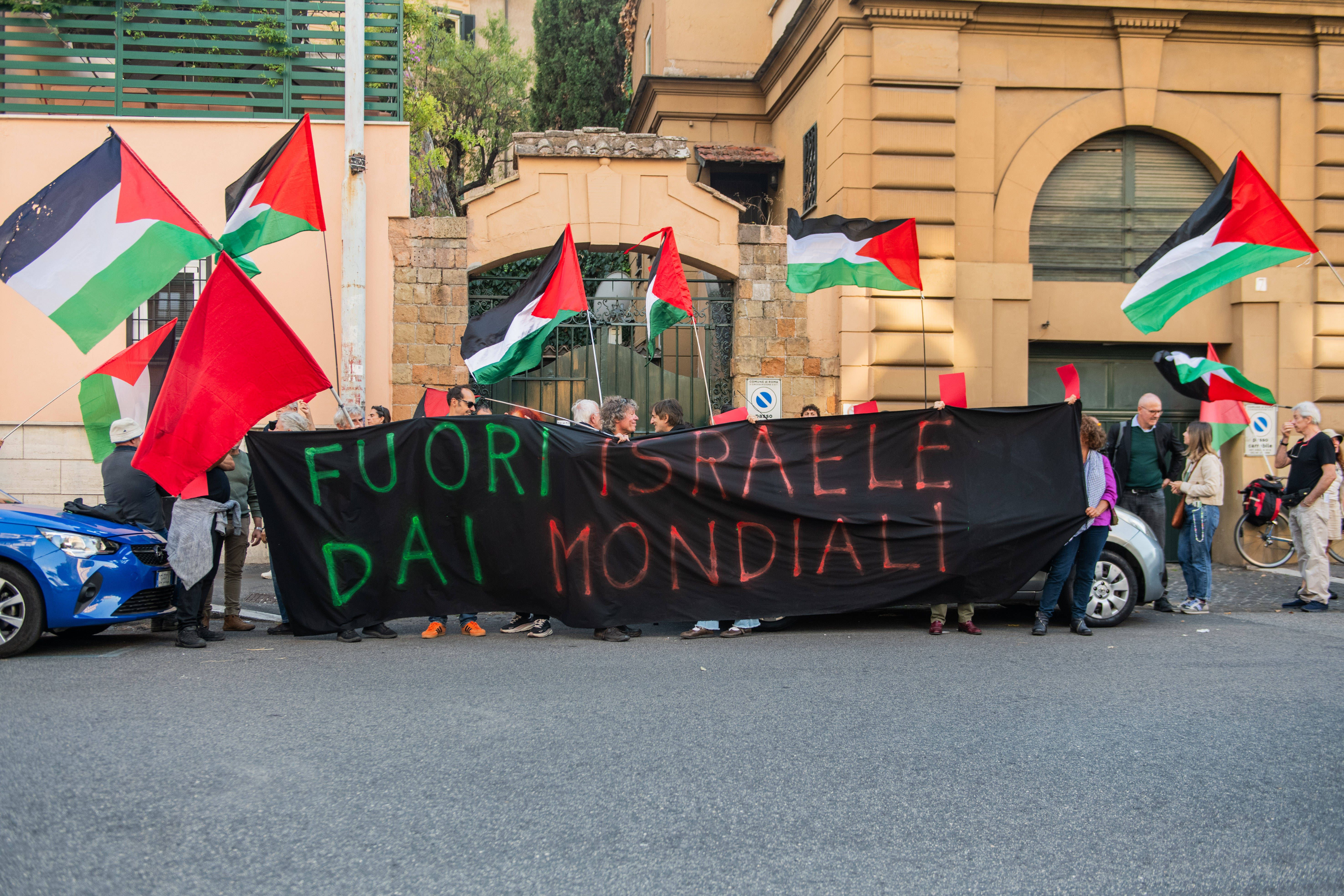 Manifestação pró-Palestina antes do embate entre Itália e Israel - Foto: IMAGO