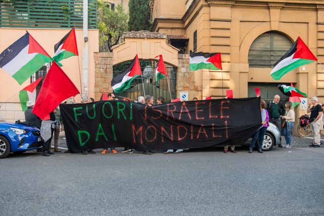 Manifestação pró-Palestina antes do embate entre Itália e Israel - Foto: IMAGO